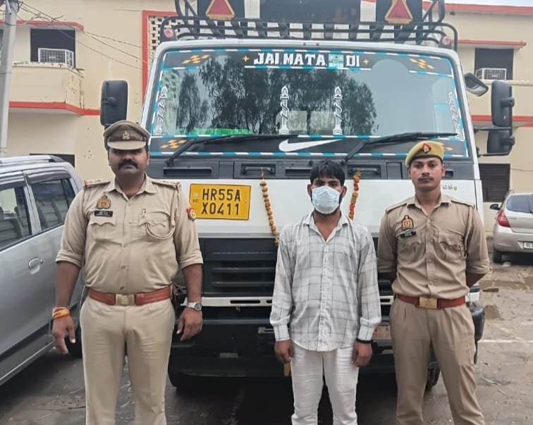 Three Lakh Rupees Worth of Illegal Firecrackers Being Smuggled Hidden in a Canter; 70 Cartons Recovered, One Accused Arrested IMAGE CREDIT TO पुलिस