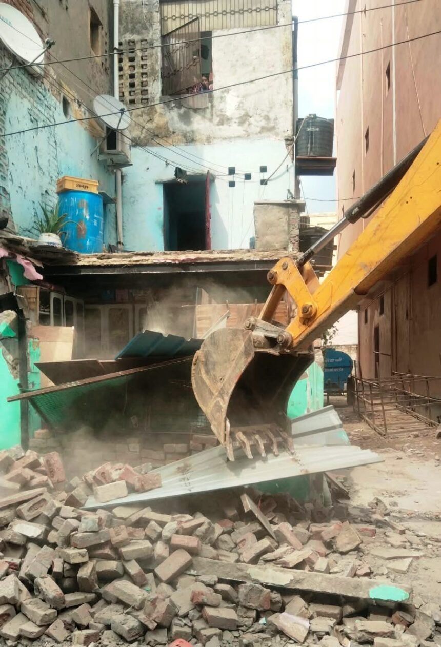 Major GDA action: Bulldozers roll into Pratap Vihar and Vijay Nagar; illegal shops and encroachments demolished amid strong opposition — IMAGE CREDIT TO प्राधिकरण