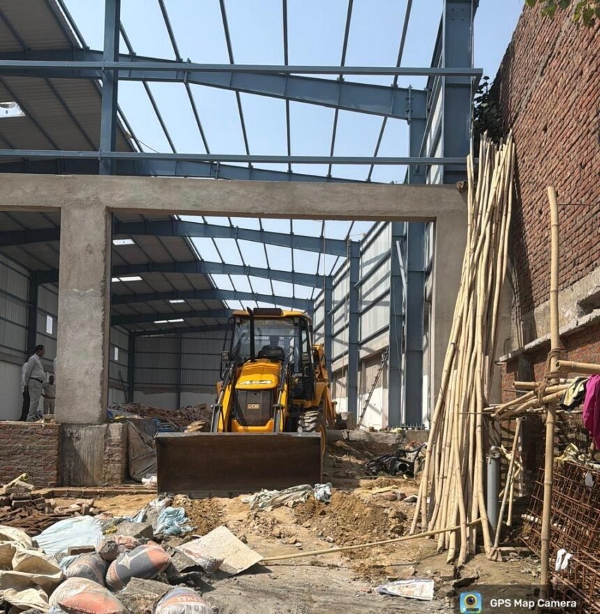 GDA Bulldozer Takes Action Against Illegal Warehouse in Raj Nagar Extension IMAGE CREDIT TO प्राधिकरण