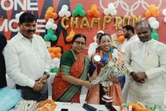 Mirabai Chanu, who returned after winning a silver medal at the Asian Games, received a grand welcome in Modinagar IMAGE CREDIT TO रिपोर्टर