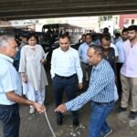 District Magistrate Angry Over Delay in Road Repairs, Rebukes Contractor; All Roads in Haridwar to Be Pothole-Free by October 15 IMAGE CREDIT TO सूचना विभाग