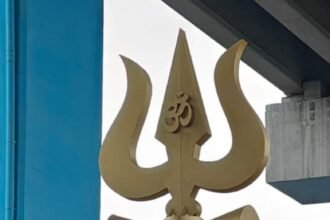 A Grand 25-Foot Trident Installed at Meerut Road Tirahe, Ghaziabad’s Boundaries Take on a Divine Shiva-Themed Look IMAGE CREDIT TO नगर निगम