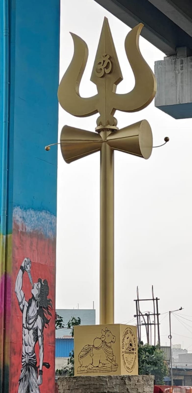 A Grand 25-Foot Trident Installed at Meerut Road Tirahe, Ghaziabad’s Boundaries Take on a Divine Shiva-Themed Look IMAGE CREDIT TO नगर निगम