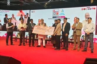 Loans Worth ₹59,500 Crore Distributed in Uttar Pradesh; Finance Minister Suresh Khanna Hands Over Cheques Worth ₹59.50 Crore to 25 Beneficiaries IMAGE CREDIT TO सूचना विभाग
