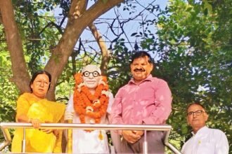 Tributes Paid to Great Leaders on Gandhi-Shastri Jayanti, Sanitation Workers Honoured IMAGE CREDIT TO रिपोर्टर