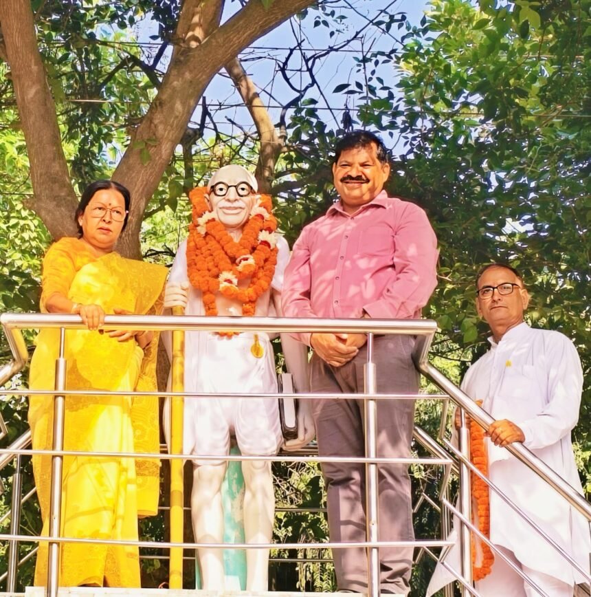Tributes Paid to Great Leaders on Gandhi-Shastri Jayanti, Sanitation Workers Honoured IMAGE CREDIT TO रिपोर्टर