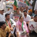 Congress Stages Strong Protest Demanding Removal of Chief Election Commissioner, Police Stop Protesters with Barricades IMAGE CREDIT TO रिपोर्टर