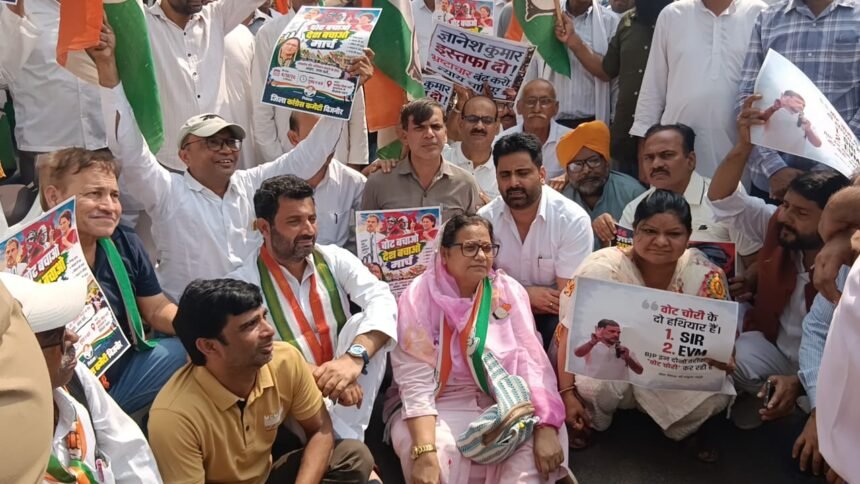 Congress Stages Strong Protest Demanding Removal of Chief Election Commissioner, Police Stop Protesters with Barricades IMAGE CREDIT TO रिपोर्टर