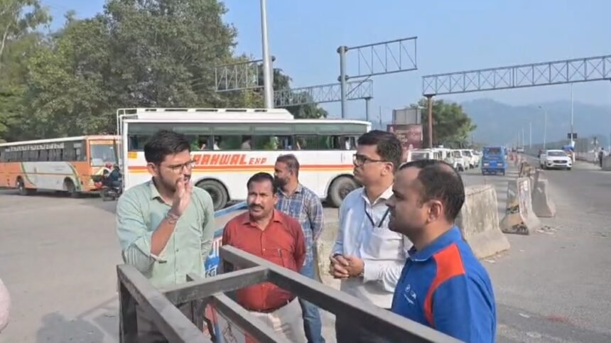 Haridwar Roads to Be Made Pothole-Free by October 15; District Magistrate Inspects Arrangements on the Ground IMAGE CREDIT TO सूचना विभाग