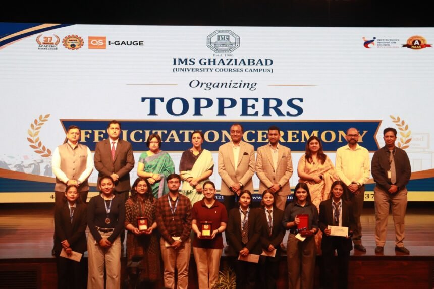 12 top-performing university students and 58 top-performing campus students honored on Foundation Day IMAGE CREDIT TO इंस्टीट्यूट