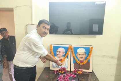 Gandhi and Shastri Jayanti Celebrated with Reverence at the Information Department IMAGE CREDIT TO सूचना विभाग