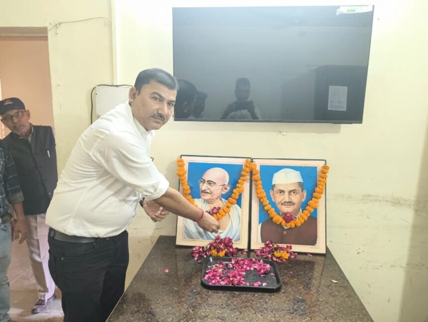 Gandhi and Shastri Jayanti Celebrated with Reverence at the Information Department IMAGE CREDIT TO सूचना विभाग