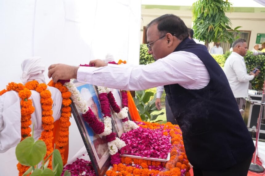 On Gandhi Jayanti, the melody of Ramdhun resonated at GDA, as everyone took a pledge to embrace the ideals of truth, non-violence, and cleanliness. IMAGE CREDIT TO प्राधिकरण