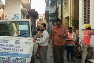 Campaign Launched in Rampur Maniharan for Swachhata Survey; People Made Aware Through Door-to-Door Outreach IMAGE CREDIT TO रिपोर्टर