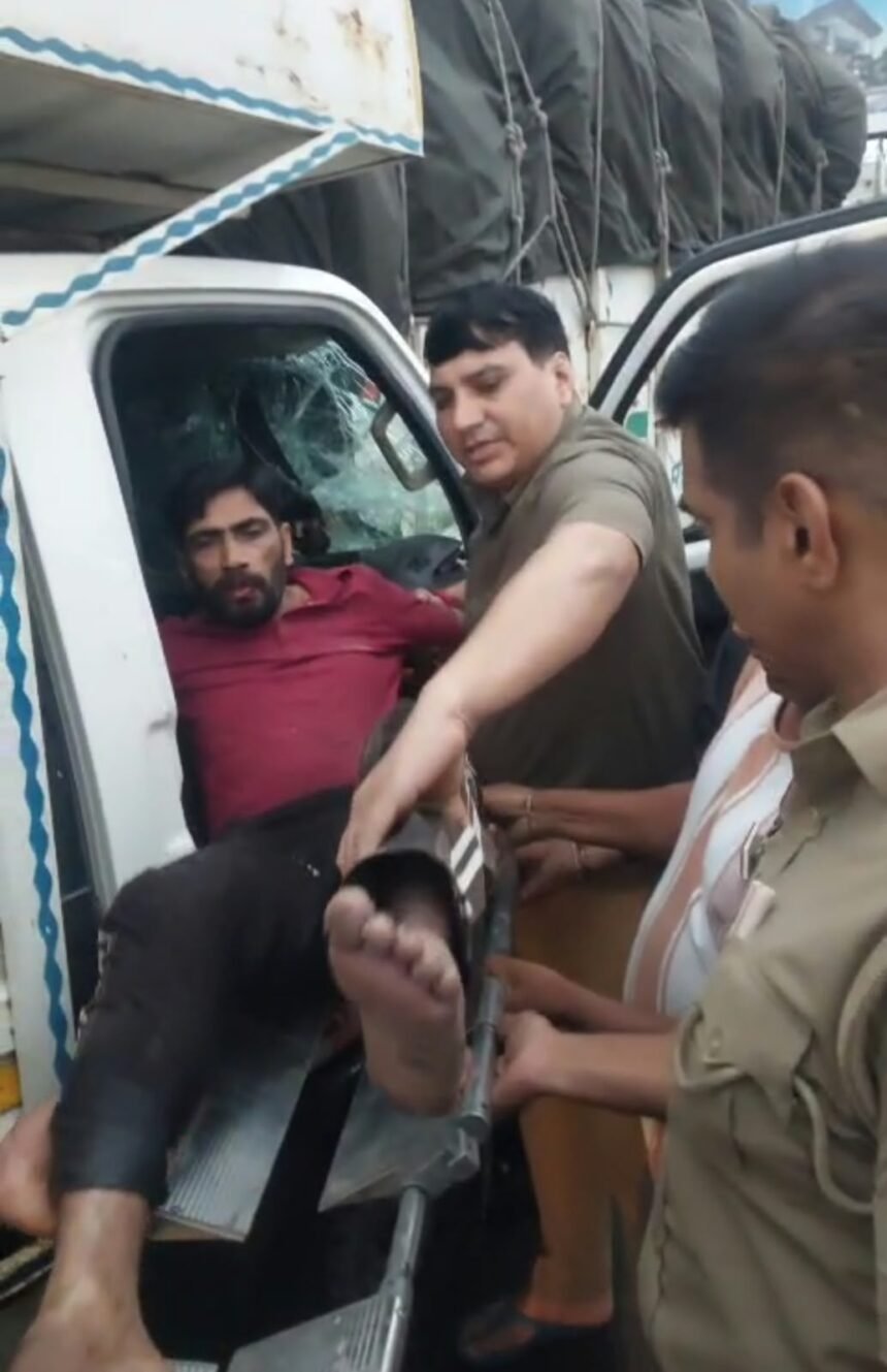 Major Road Accident on Delhi–Hapur Flyover; Fire Brigade Team Rescues Two Lives IMAGE CREDIT TO रिपोर्टर