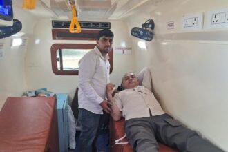 Lekhpal Officials and Advocates Set an Example in Budhana, Donate 55 Units of Blood at Camp IMAGE CREDIT TO रिपोर्टर