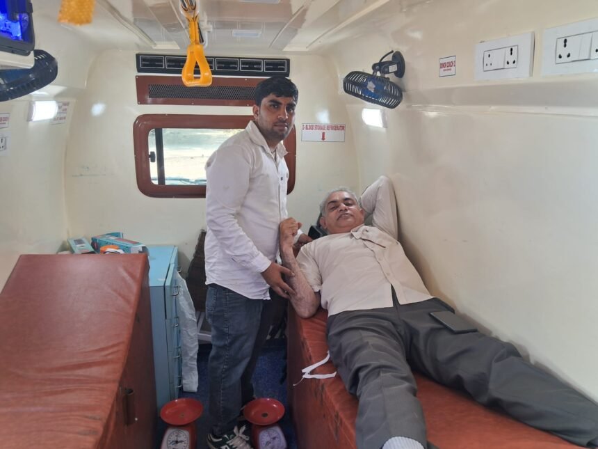 Lekhpal Officials and Advocates Set an Example in Budhana, Donate 55 Units of Blood at Camp IMAGE CREDIT TO रिपोर्टर