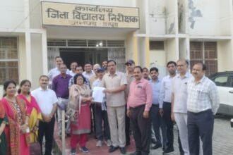 Principal and Teachers’ Union Leader Clash Over Viral Photo of Internal Order IMAGE CREDIT TO रिपोर्टर