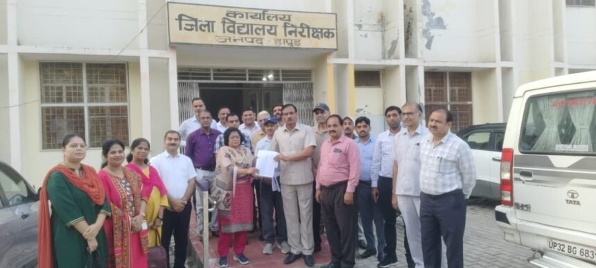 Principal and Teachers’ Union Leader Clash Over Viral Photo of Internal Order IMAGE CREDIT TO रिपोर्टर