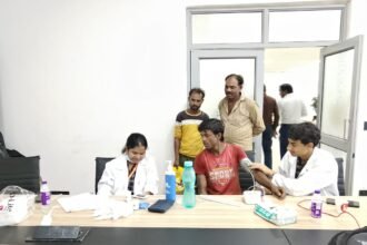 Health Screening Conducted for 5,196 Workers in Gautam Buddh Nagar, Health Camps Reach Workplaces IMAGE CREDIT TO श्रम विभाग