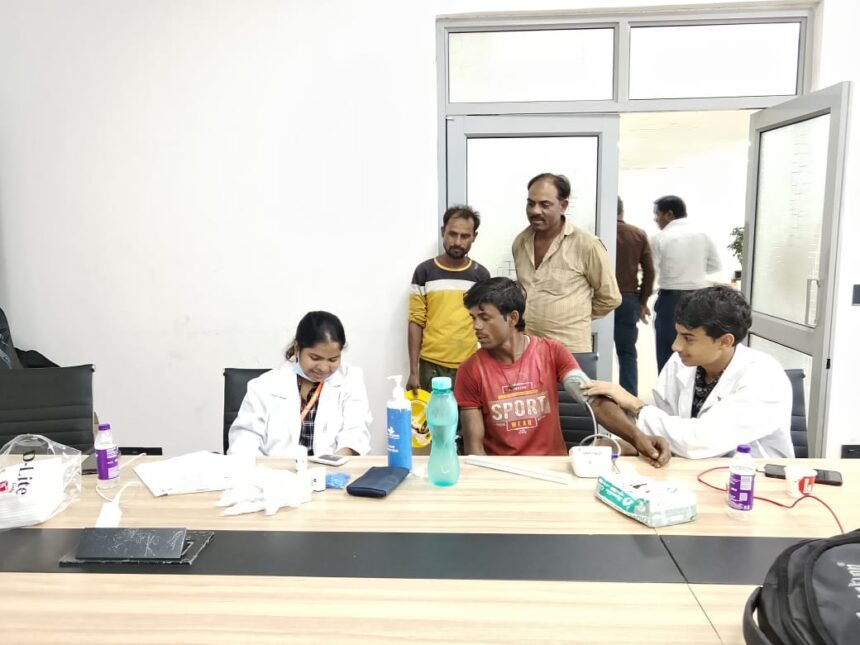 Health Screening Conducted for 5,196 Workers in Gautam Buddh Nagar, Health Camps Reach Workplaces IMAGE CREDIT TO श्रम विभाग