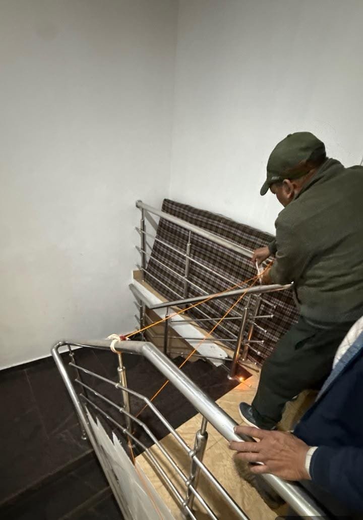 MDDA Cracks Down on Illegal Hotel Construction in Mussoorie, 12 Rooms and Basement Sealed IMAGE CREDIT TO प्राधिकरण
