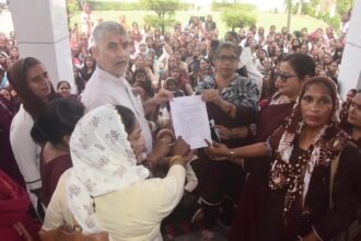 ASHA Workers Stage a Sit-In Outside MLA’s Office Demanding an Increase in Honorarium IMAGE CREDIT TO रिपोर्टर