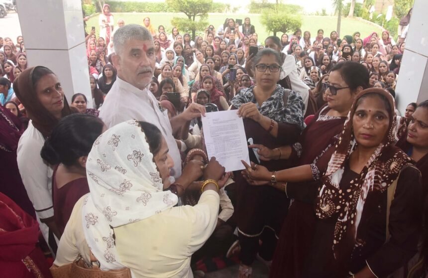 ASHA Workers Stage a Sit-In Outside MLA’s Office Demanding an Increase in Honorarium IMAGE CREDIT TO रिपोर्टर