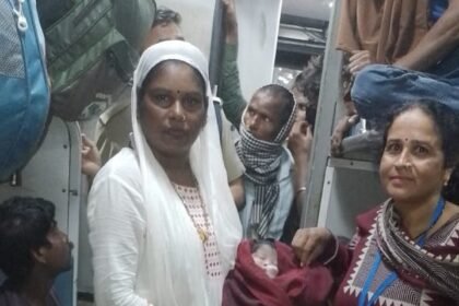 A Baby’s Cries Fill a Moving Train on the Way to Lucknow; ASHA Workers Ensure Safe Delivery. IMAGE CREDIT TO रिपोर्टर