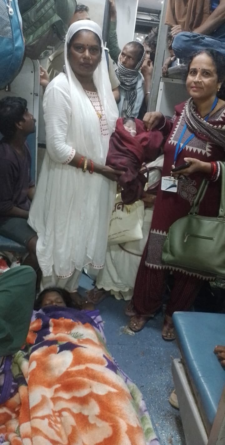 A Baby’s Cries Fill a Moving Train on the Way to Lucknow; ASHA Workers Ensure Safe Delivery. IMAGE CREDIT TO रिपोर्टर