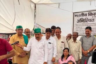 Kisan Mazdoor Morcha Ends Protest; Breaks Fast by Drinking Juice Following SDM’s Assurance, Agreement Reached on Temple Beautification. IMAGE CREDIT TO रिपोर्टर