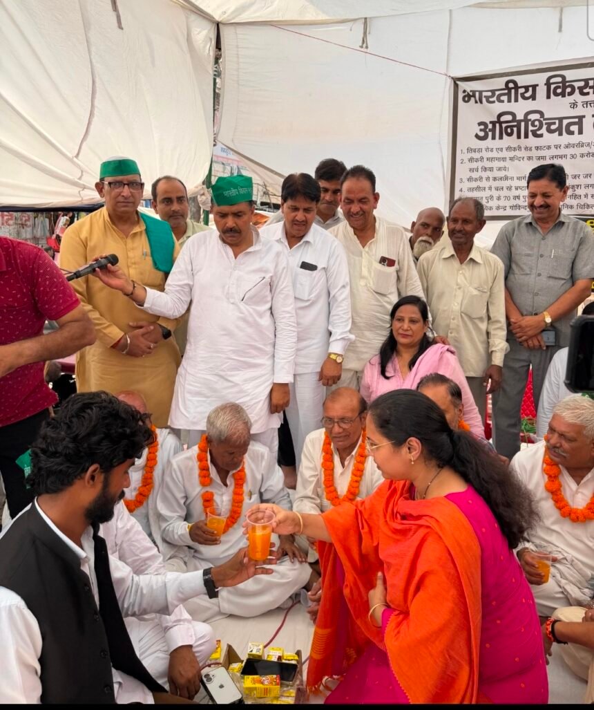 Kisan Mazdoor Morcha Ends Protest; Breaks Fast by Drinking Juice Following SDM’s Assurance, Agreement Reached on Temple Beautification. IMAGE CREDIT TO रिपोर्टर