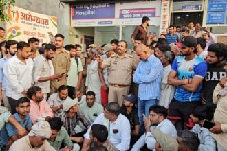 Patient dies allegedly due to negligence in treatment: Angry villagers protest outside hospital; police brought the situation under control after three hours. IMAGE CREDIT TO रिपोर्टर