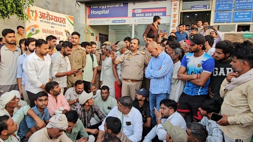 Patient dies allegedly due to negligence in treatment: Angry villagers protest outside hospital; police brought the situation under control after three hours. IMAGE CREDIT TO रिपोर्टर
