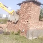 GDA bulldozer razes illegal colony in Loni: Amid protests, boundary walls of 250 plots, site office and roads demolished. IMAGE CREDIT TO प्राधिकरण