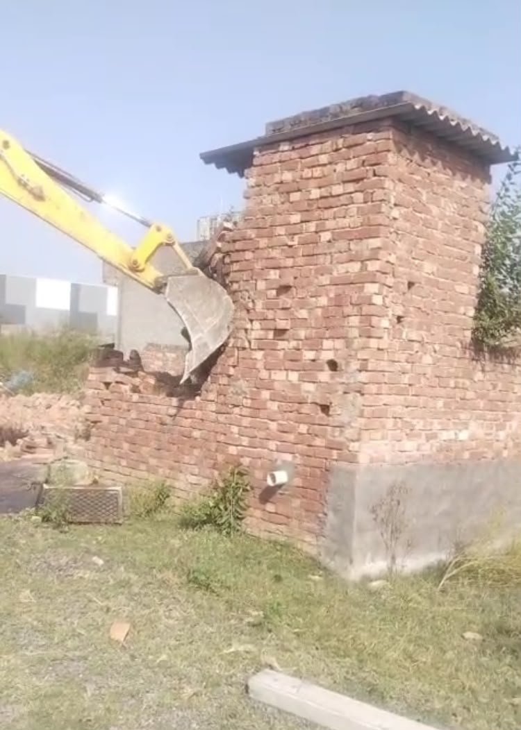 GDA bulldozer razes illegal colony in Loni: Amid protests, boundary walls of 250 plots, site office and roads demolished. IMAGE CREDIT TO प्राधिकरण