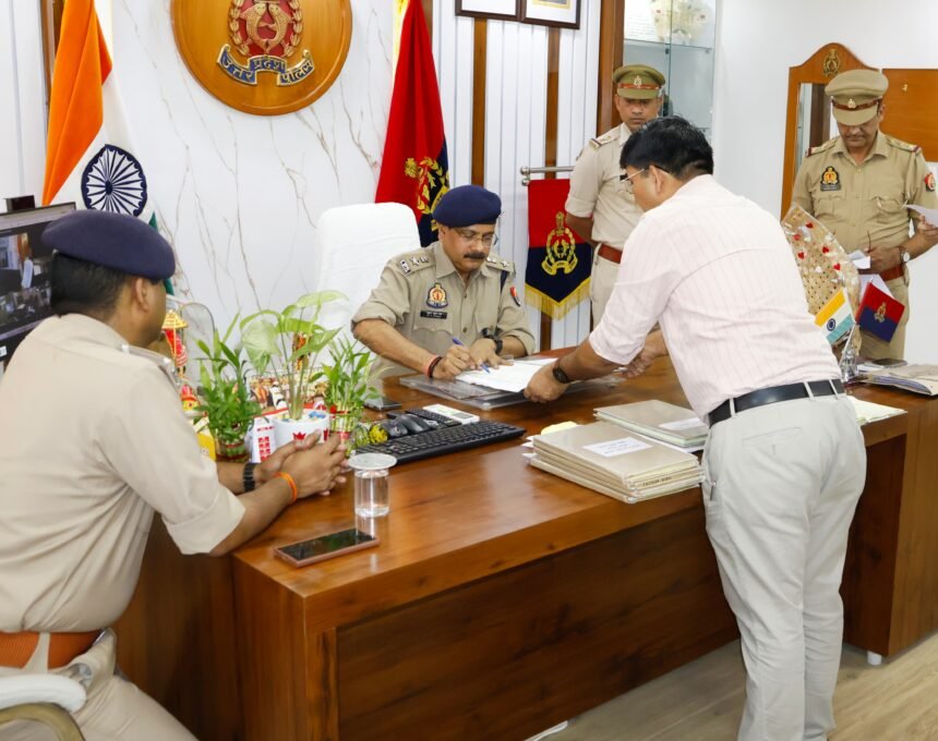 Hapur’s New SP Madhuvan Kumar Singh Takes Charge, Focus to Be on Crime Control and Cyber Fraud Prevention. IMAGE CREDIT TO पुलिस