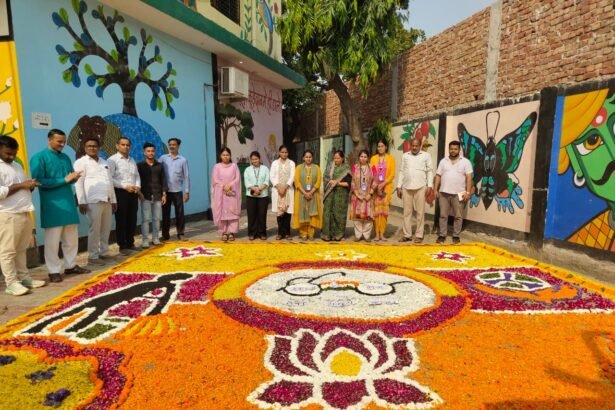 A grand rangoli decorated in the colors of service, conveying a message of cleanliness. IMAGE CREDIT TO रिपोर्टर