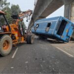 Roadways Bus Carrying Passengers Overturns Near Gang Nahar, 22 Injured; Police Reach the Spot and Rescue Passengers. IMAGE CREDIT TO रिपोर्टर