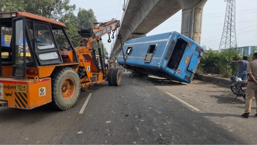 Roadways Bus Carrying Passengers Overturns Near Gang Nahar, 22 Injured; Police Reach the Spot and Rescue Passengers. IMAGE CREDIT TO रिपोर्टर