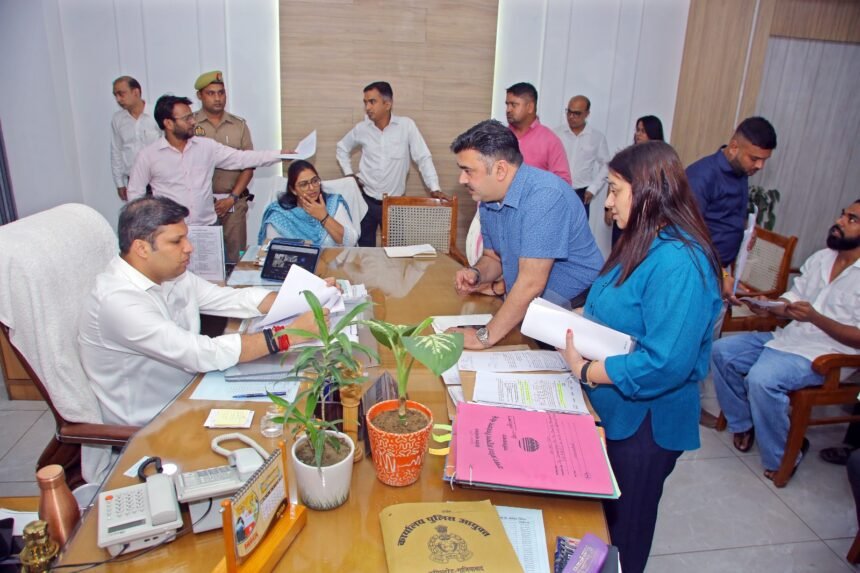 Two Women Receive Relief at Public Grievance Hearing: DM’s Initiative Provides Shelter to Homeless Woman and Returns ₹2 Lakh to Fraud Victim IMAGE CREDIT TO सूचना विभाग