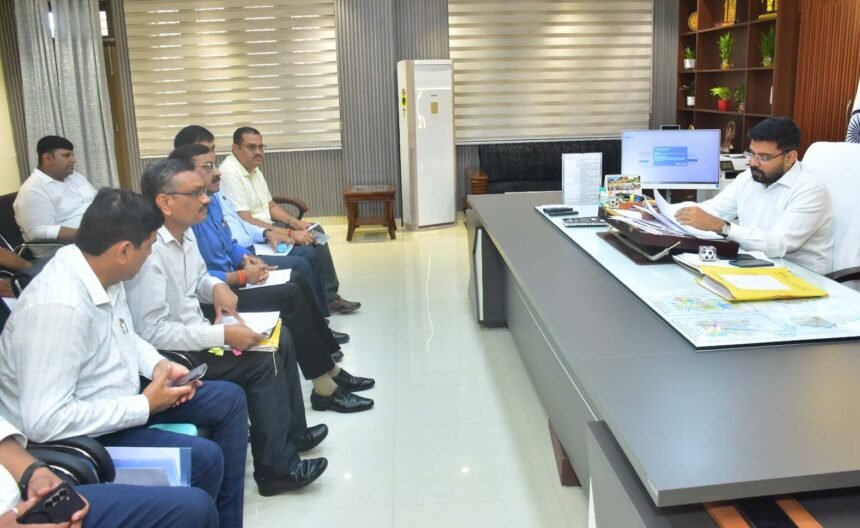 Thanabhawan Sugar Mill Lags Behind in Sugarcane Payments to Farmers; DM Reprimands Mill Officials IMAGE CREDIT TO सूचना विभाग