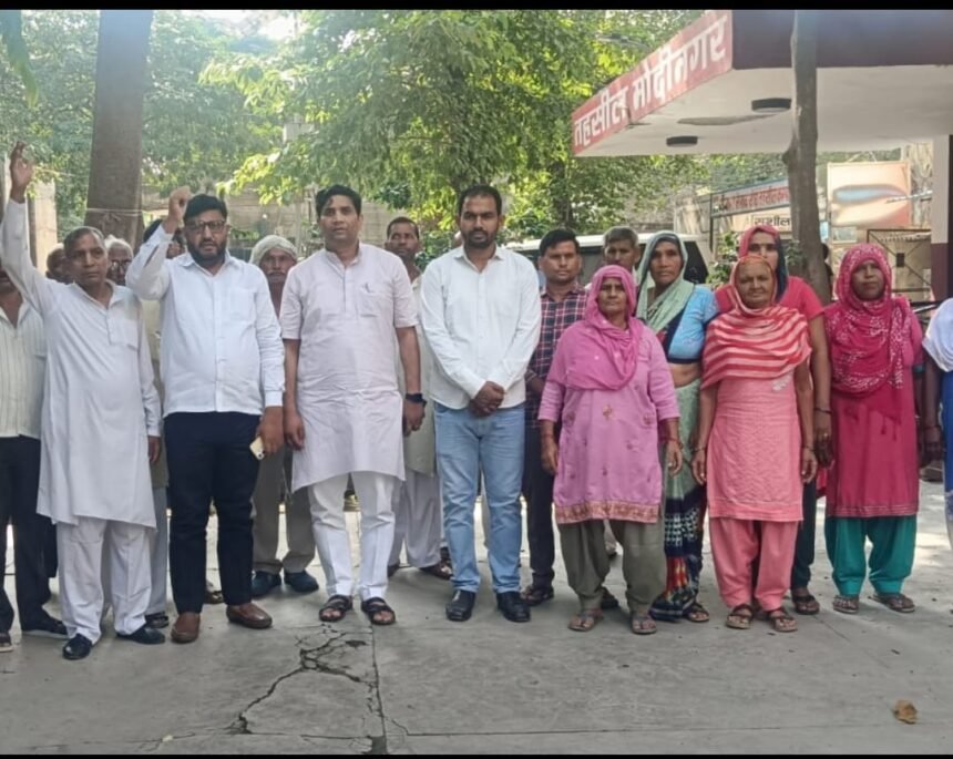 Bhojpur Police Accused of Replacing Recovered Jewelry; Protest Outside ACP Office — IMAGE CREDIT TO रिपोर्टर