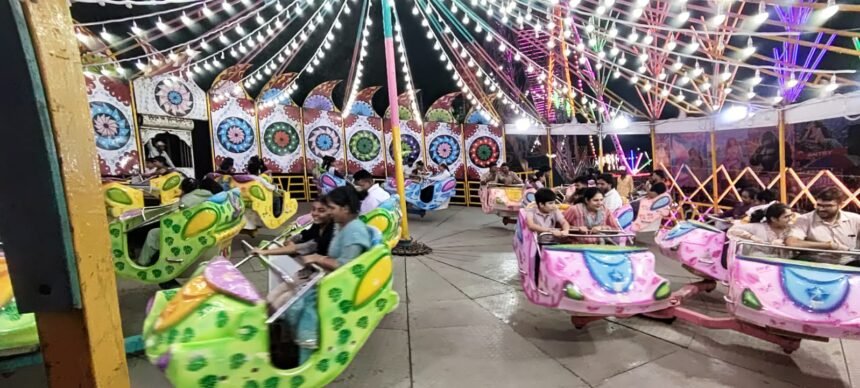 Despite Heavy Crowds at the Fair, Shopkeepers Struggle to Make Sales; High Shop Rents and Poor Arrangements Add to Their Woes IMAGE CREDIT TO रिपोर्टर
