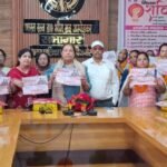 Women Educated About Government Schemes and Safety Helplines IMAGE CREDIT TO नगर पालिका