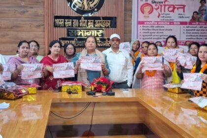 Women Educated About Government Schemes and Safety Helplines IMAGE CREDIT TO नगर पालिका