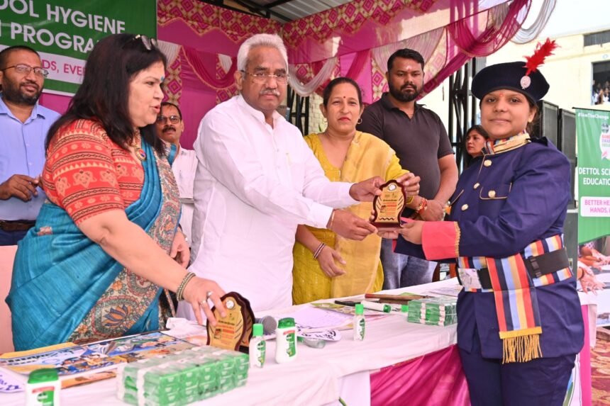 Kanya Inter College Receives Solar Hand Pump and Covered Stage; Handwashing Campaign Also Launched IMAGE CREDIT TO सूचना विभाग