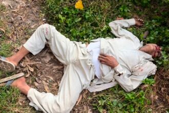 Labourer’s Body Found with a Gunshot Wound to the Head, Causing Panic in Rampur Maniharan IMAGE CREDIT TO रिपोर्टर