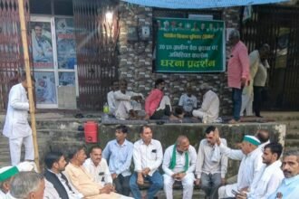 BKU’s Protest to Continue Until Farmers Get Their Money Back, Farmers Remain Camped Outside Bank for the Sixth Consecutive Day. IMAGE CREDIT रिपोर्टर