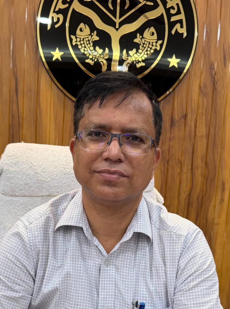 "बकाया दबाकर बैठना भूल जाएं, आगामी सप्ताह में सीधे सीलिंग और आरसी कटेगी"
"परिषद की बकाया धनराशि जनता और विकास की अमानत है। वर्षों से करोड़ों रुपये दबाकर बैठे बकायेदार तत्काल अपना संपूर्ण बकाया जमा कराएं। आगामी सप्ताह से किसी को कोई मोहलत नहीं मिलेगी; संपत्तियों की सीलिंग, आवंटन निरस्तीकरण और वसूली प्रमाण पत्र (आरसी) जारी कर प्रशासन के माध्यम से कठोर वसूली कराई जाएगी। साथ ही, आम बायर्स से स्पष्ट अपील है कि किसी भी संस्था या बिल्डर से संपत्ति खरीदने से पहले परिषद कार्यालय आकर उसके बकाये की स्थिति जरूर जांच लें, अन्यथा किसी भी कानूनी या वित्तीय नुकसान के लिए वे खुद जिम्मेदार होंगे।"
— अनिल कुमार सिंह, उप आवास आयुक्त (मेरठ जोन)